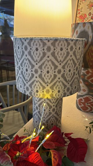 Lámpara de tela gris y blanca