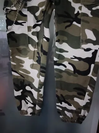 Pantalón camuflaje cadena talla 8-10 años
