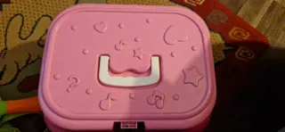 Cocinita de juguete rosa con accesorios