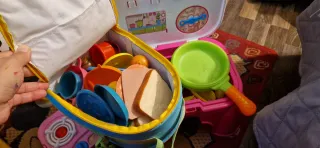 Cocinita de juguete rosa con accesorios