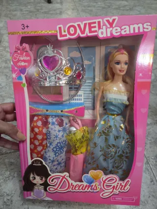 Muñeca Lovely Dreams con corona y vestidos