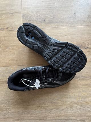 New Balance negras plateadas