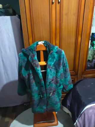 Abrigo estampado verde y morado