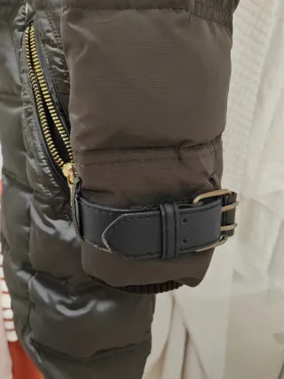 Chaquetón marrón chocolate con cinturón y pelo.