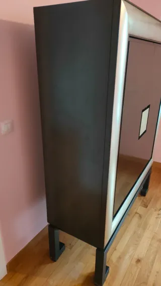 Armario moderno negro y plateado