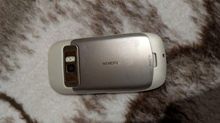 Nokia C7-00 con caja, manuales y accesorios