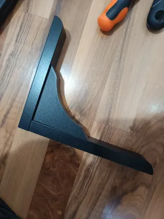 Balda de estantería negra y escuadras