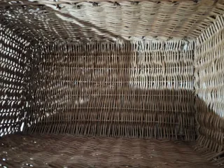 Baúl de mimbre con forro de tela