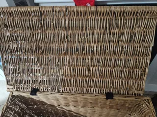 Baúl de mimbre con forro de tela