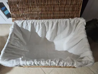 Baúl de mimbre con forro de tela