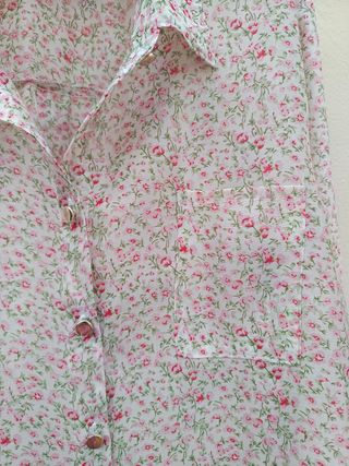 Vestido camisero organdí florecitas fresa y verde