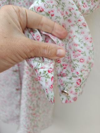 Vestido camisero organdí florecitas fresa y verde