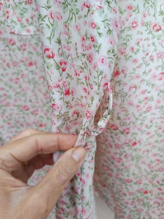 Vestido camisero organdí florecitas fresa y verde