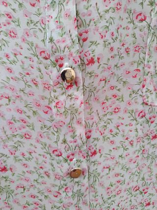 Vestido camisero organdí florecitas fresa y verde