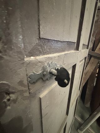 Ventana con contraventana de madera