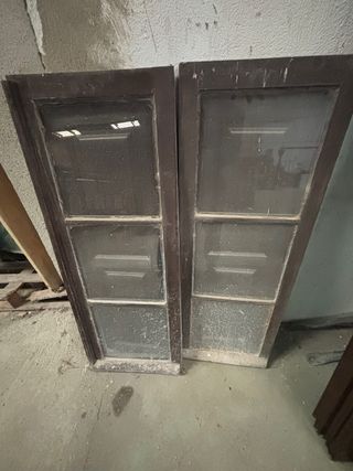 Ventana con contraventana de madera