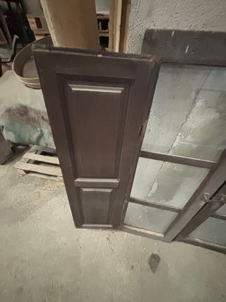 Ventana con contraventana de madera