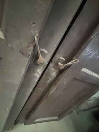 Ventana con contraventana de madera