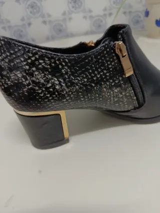 Botines tacón piel negra dorados cremallera