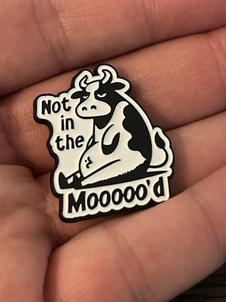 Pin Estilo "Not in the Mooooo'd" - Novo, Selado