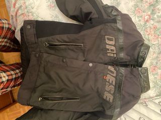 Guantes de moto Garibaldi y cazadora dainese
