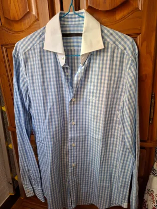 Camisa de cuadros azul y blanca
