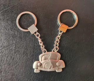 Pareja de  llaveros en forma de coche