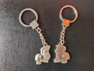 Pareja de  llaveros en forma de coche