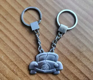 Pareja de  llaveros en forma de coche