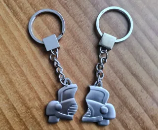 Pareja de  llaveros en forma de coche