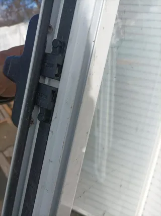 Puerta aluminio corredera con persiana