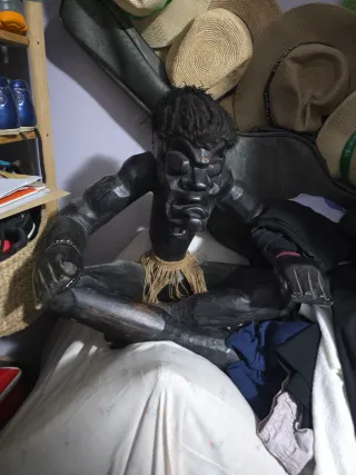 Estatua de madera tallada