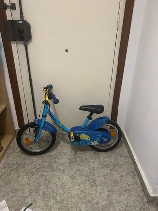 Bici infantil azul con diseño de peces