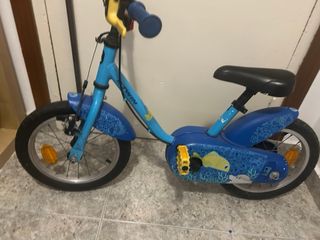 Bici infantil azul con diseño de peces