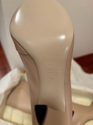 Stivali alti Fendi in pelle beige