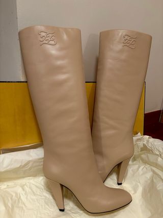 Stivali alti Fendi in pelle beige