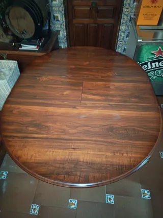Mesa de salón de madera