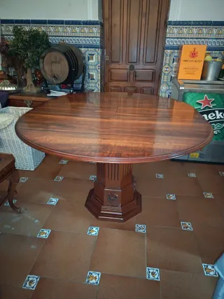 Mesa de salón de madera