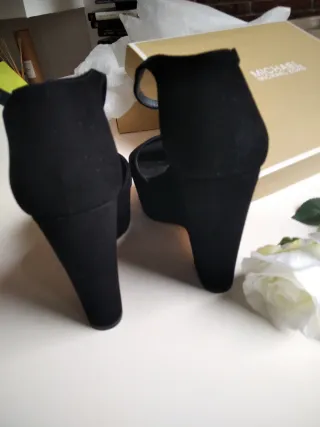 Michael Kors. Preciosas cuñas altas de ante negro