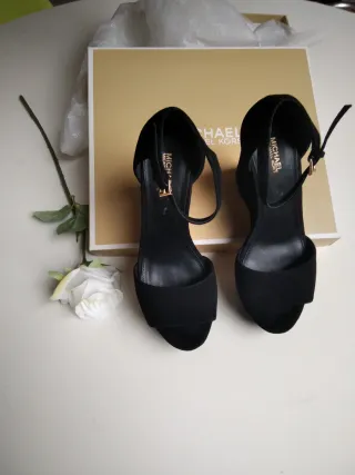 Michael Kors. Preciosas cuñas altas de ante negro