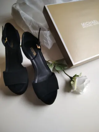 Michael Kors. Preciosas cuñas altas de ante negro