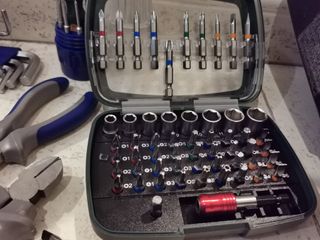 Caja de herramientas con herramientas variadas