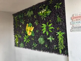 Alfombra verde y morada de plástico