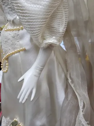 Novia de porcelana con vestido de encaje