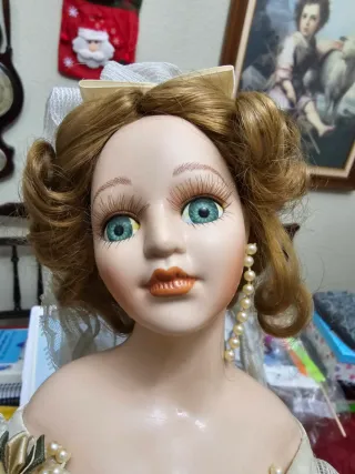 Novia de porcelana con vestido de encaje