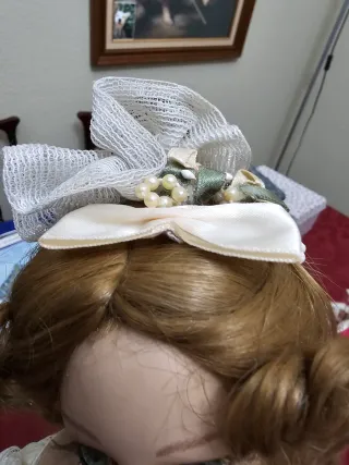 Novia de porcelana con vestido de encaje