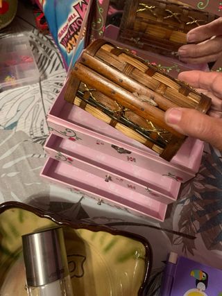 Lote 5 artículos: joyero, plato, libro infantil