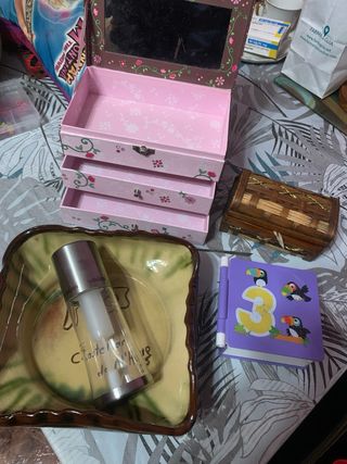 Lote 5 artículos: joyero, plato, libro infantil