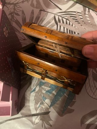 Lote 5 artículos: joyero, plato, libro infantil