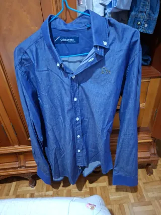 Camisa con coche bordado